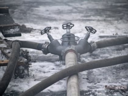 В Тайшете подожгли заброшенное строение по улице Пионерской