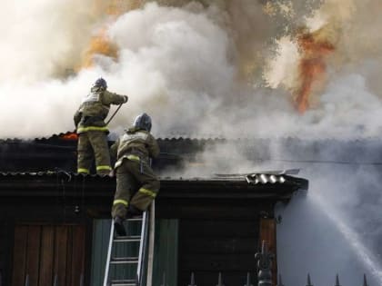 Двухэтажный деревянный дом горит в центре Иркутска