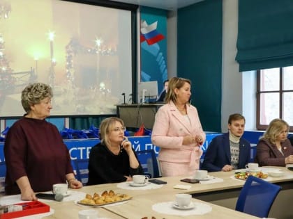 Новогодние подарки вручили вдовам и матерям погибших участников СВО в Иркутской области