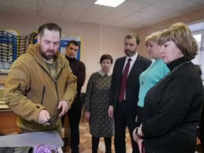 Александр Ведерников от имени депутатов подарил машину для оверлока швеям-волонтерам