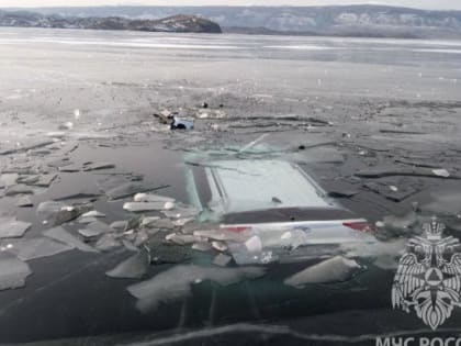 На Байкале четыре человека провалились под лед на арендованной машине