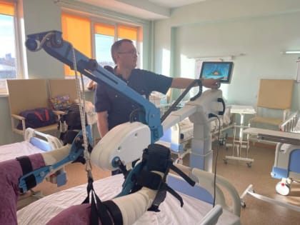 Пациенты ИОКБ проходят реабилитацию после инсульта на новых тренажерах