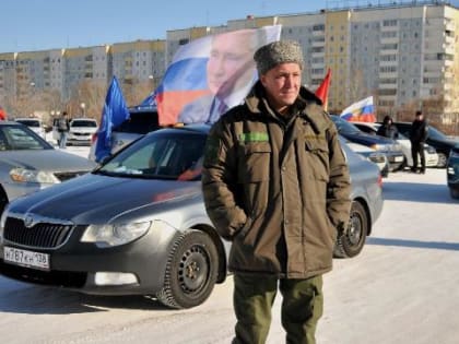 В Братске по улицам провезли флаг с портретом Путина в честь годовщины спецоперации