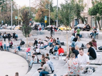 В центре Москвы прохожих угощают напитками, отравленными «неизвестным веществом», и грабят