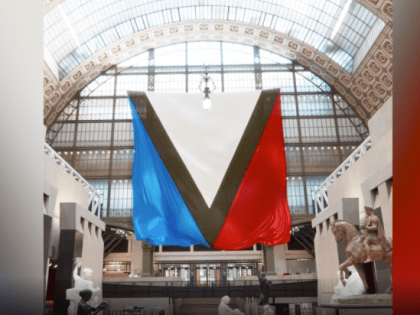 Подоляк осудил «российскую» символику в рекламе Louis Vuitton