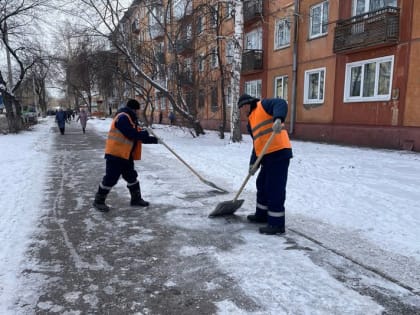 В Иркутске продолжается уборка дорог и территорий от снега и мусора