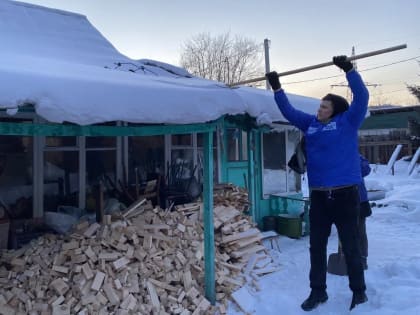 Молодогвардейцы помогли семье мобилизованного иркутянина с уборкой снега