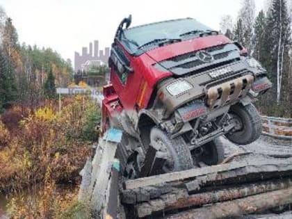 Мост обрушился под грузовиком в Красноярском крае