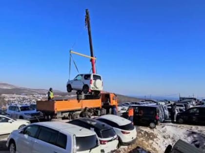 Во Владивостоке провели эвакуацию автомобилей с рынка 
