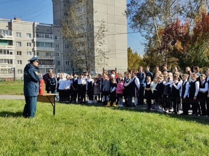 Иркутские кадеты обучают школьников правилам поведения при пожаре