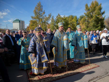 Епископ Максимилиан принял участие в Покровском крестном ходу