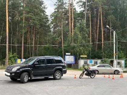 В Новосибирске шестнадцатилетний мотоциклист врезался в "Тойоту Ленд Крузер"