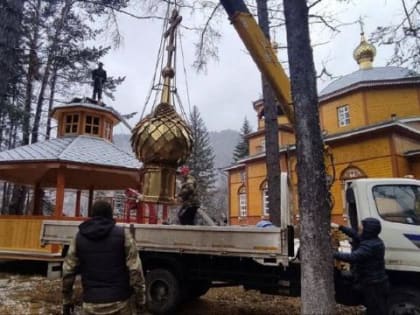 Новый купол с крестом установили на беседке-часовне в храме в Листвянке