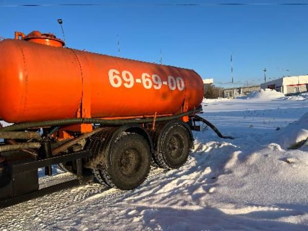 Барнаульцы пожаловались на слив зловонной жидкости в канализацию