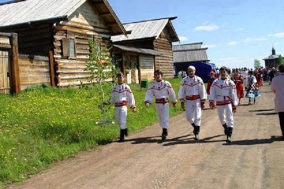 Братск народные. Ангарская деревня Эвенкийский сектор в Братске. Ангарская деревня Братск Троица. Ангарская деревня праздник. Праздник в Ангарской деревне Братск.