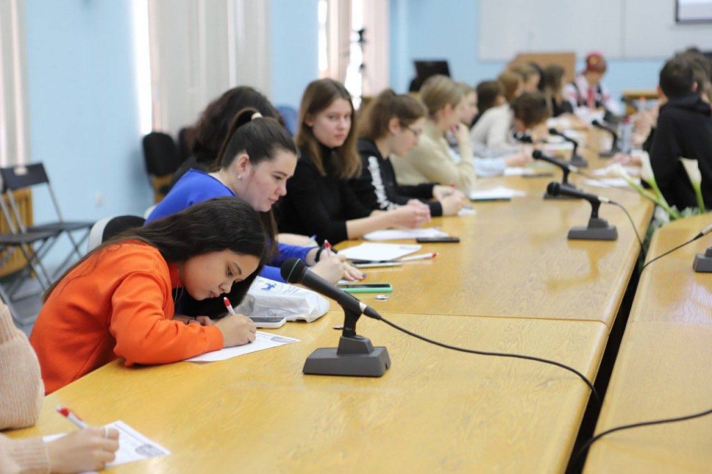 200 студентам. Студенты Иркутска. Двухсот студентам.