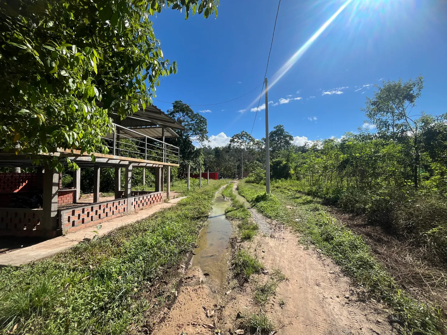 Terreno urbano con agua y luz, vecinos construyendo alrededor. - Imagen 2