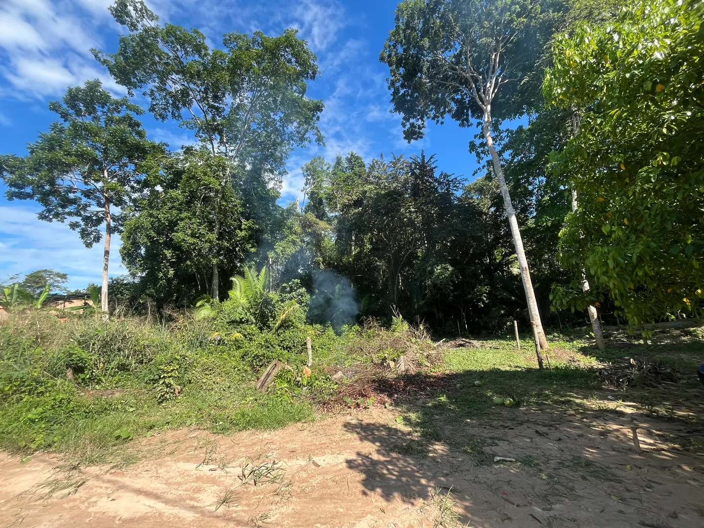 Terreno urbano con agua y luz, vecinos construyendo alrededor. - Imagen 4