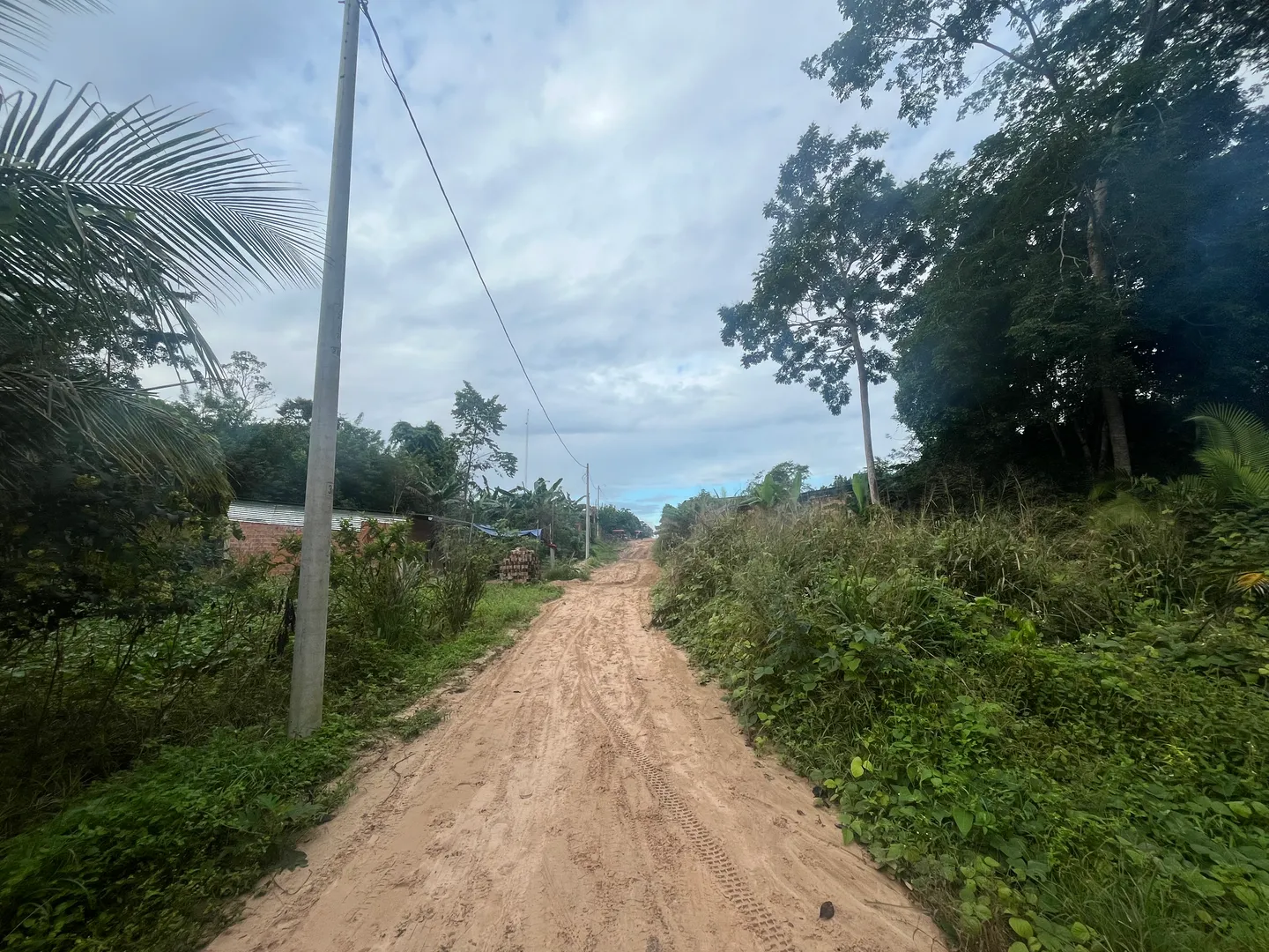 Terreno urbano con agua y luz, vecinos construyendo alrededor. - Imagen 6