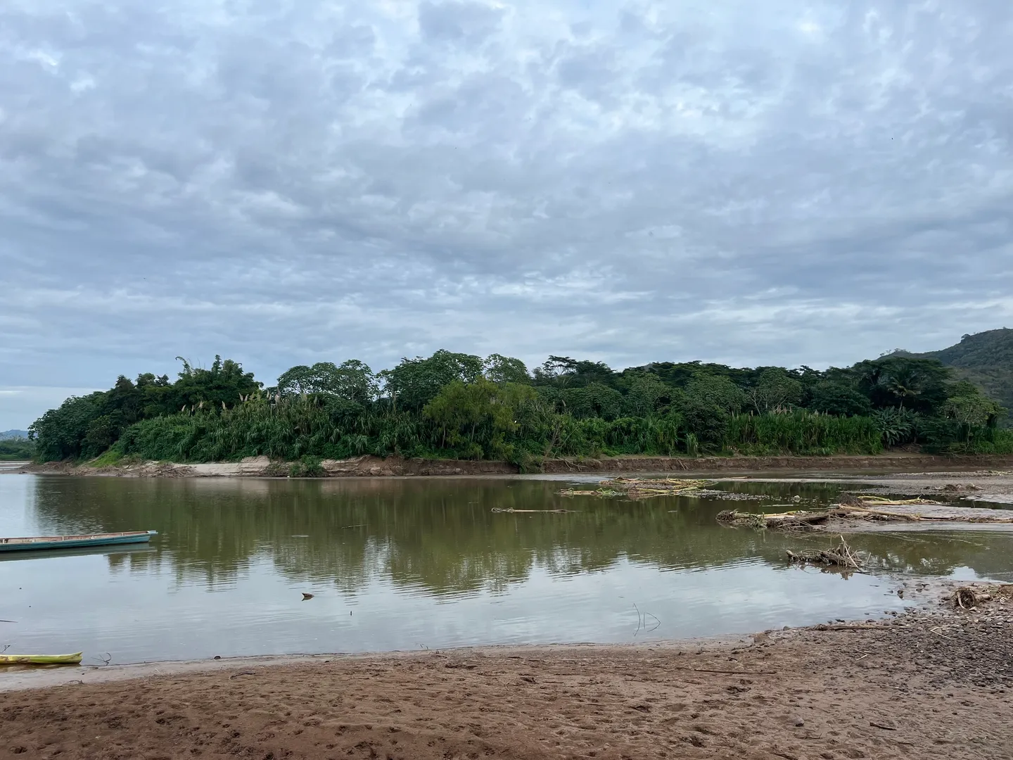 Isla productiva de 4 hectarias en medio del rio huallaga