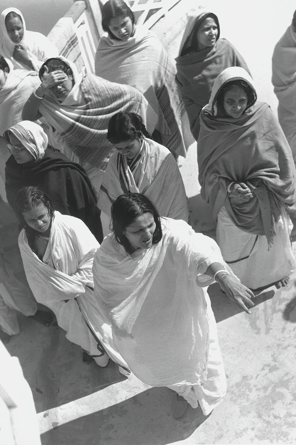 Ma Anandamayi entourée par la foule