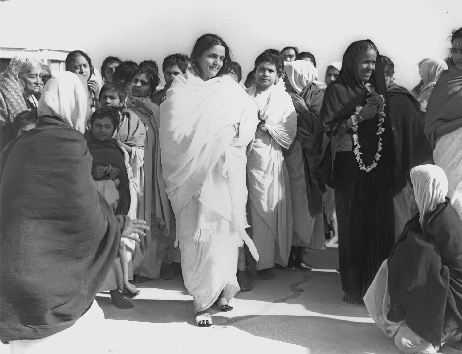 Ma Anandamayi entourée par la foule