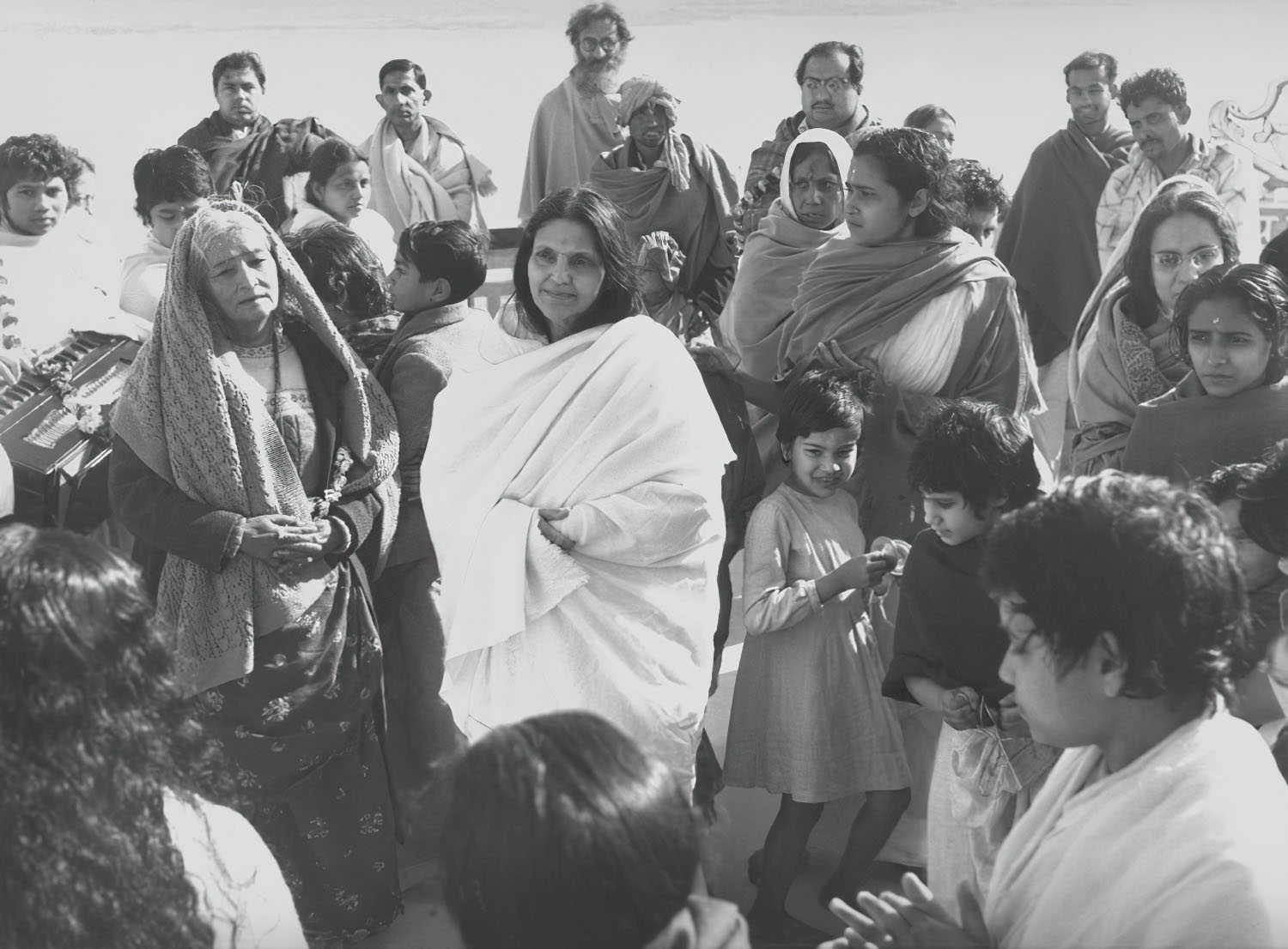 Ma Anandamayi entourée par la foule