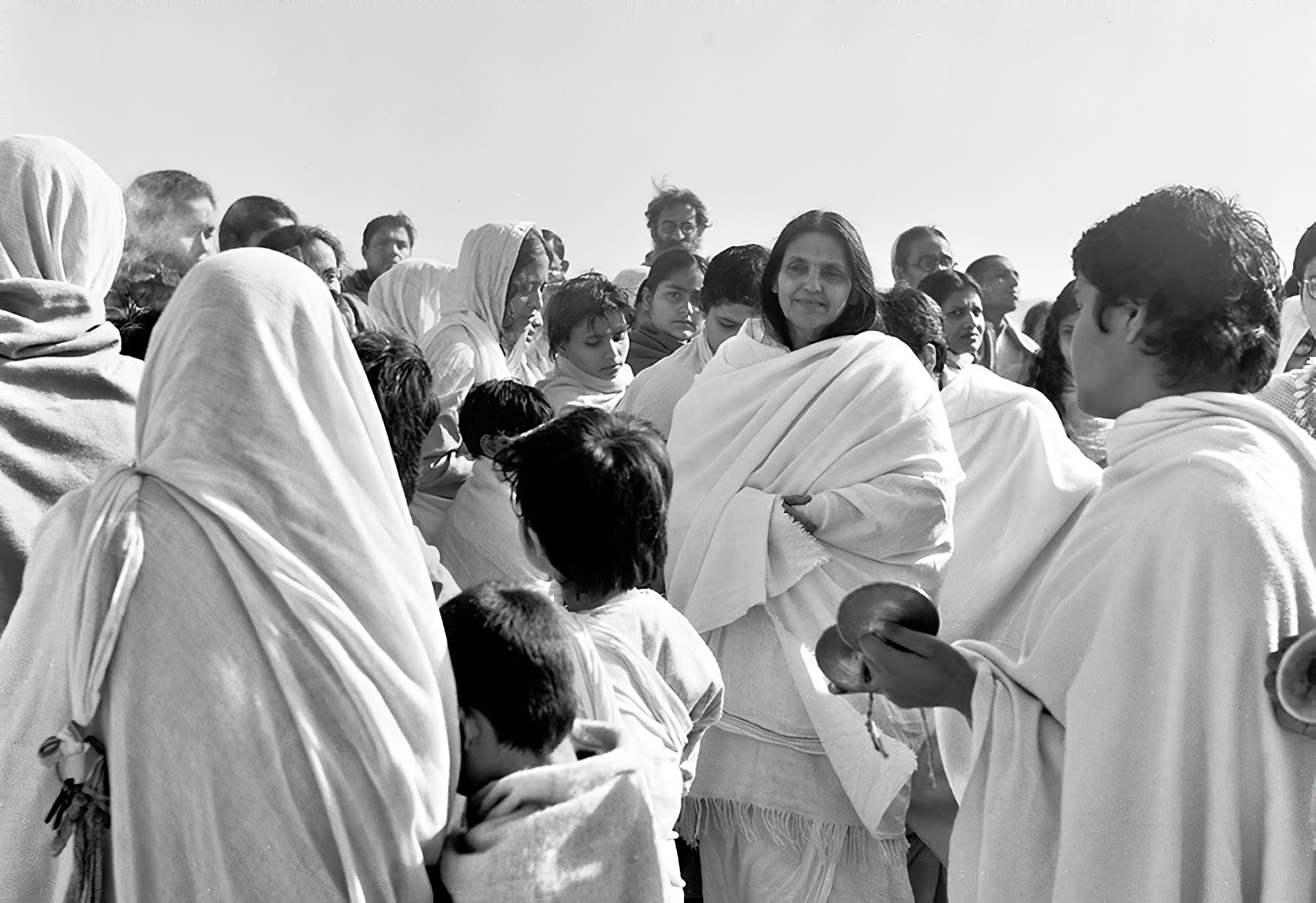 Ma Anandamayi entourée par la foule