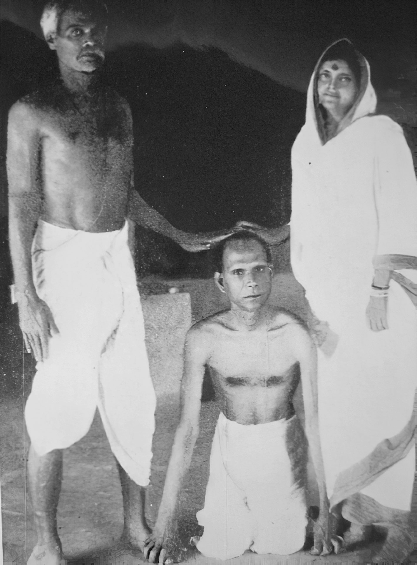 photographie de Mâ Ânandamayî avec Bholanath et Bhaiji