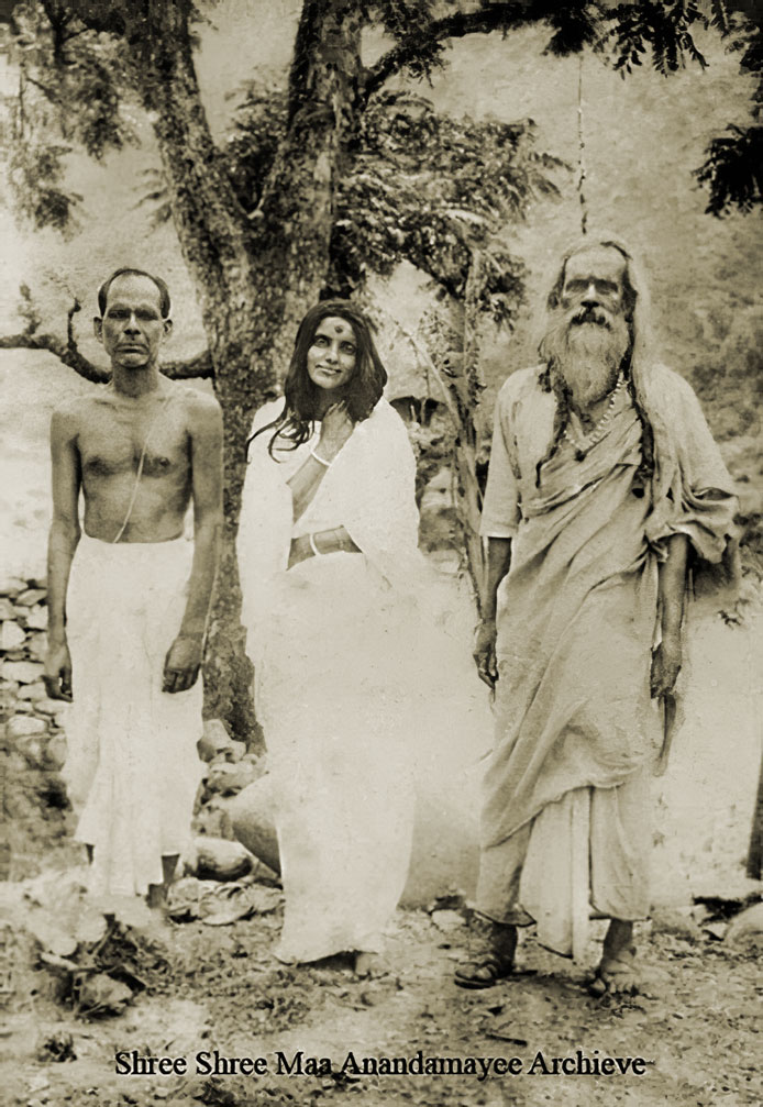Photographie de Mâ Ânandamayî entourée de Bhaiji et Bholanath