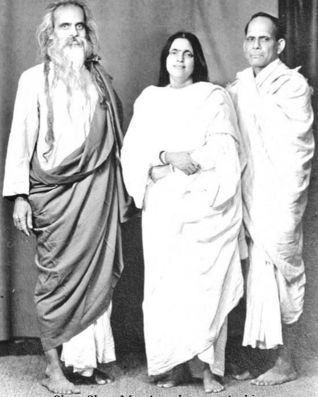 Photographie de Mâ Ânandamayî entourée de Bholanath et Bhaiji