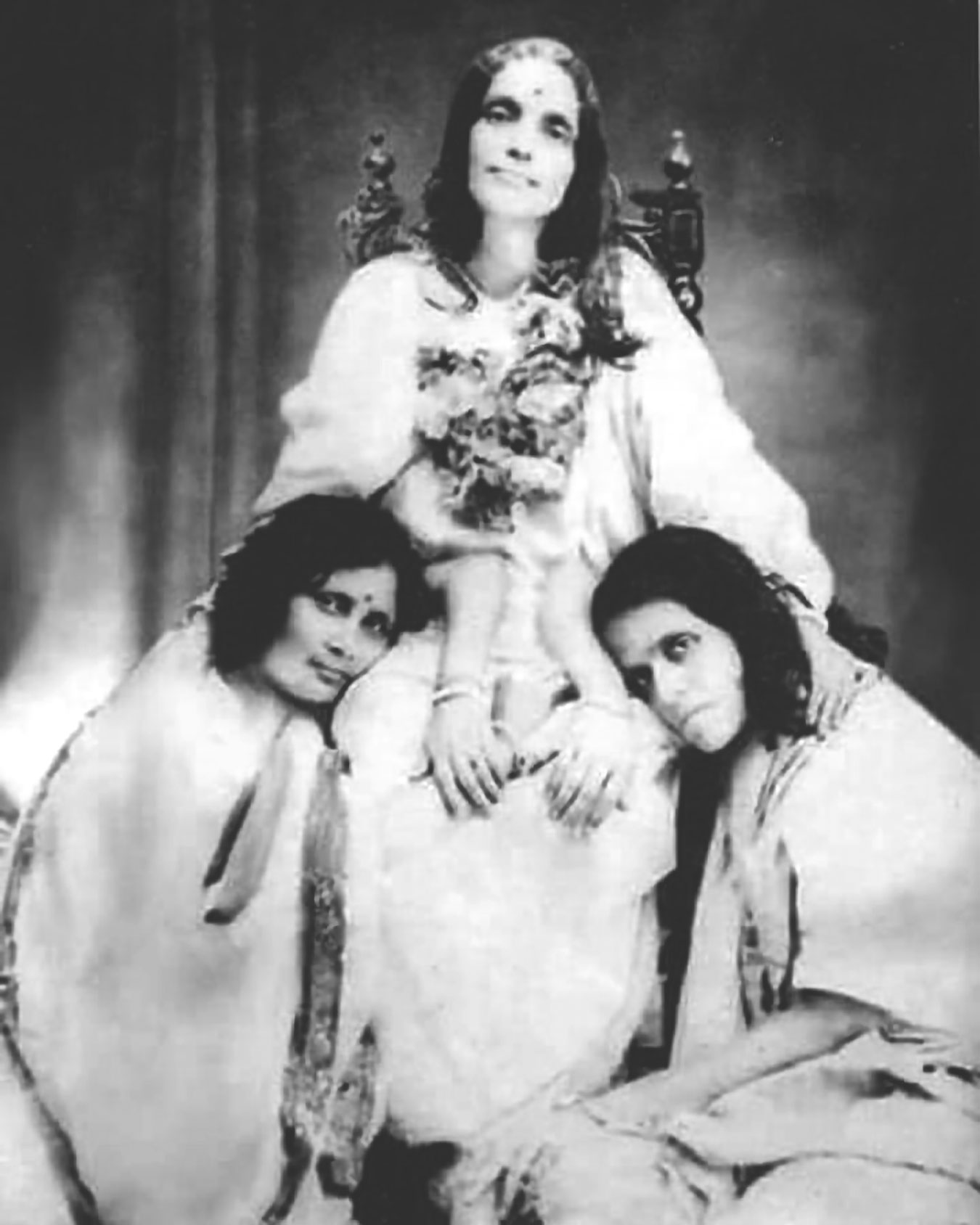 Photographie de Mâ Ânandamayî entourée, avec Didi