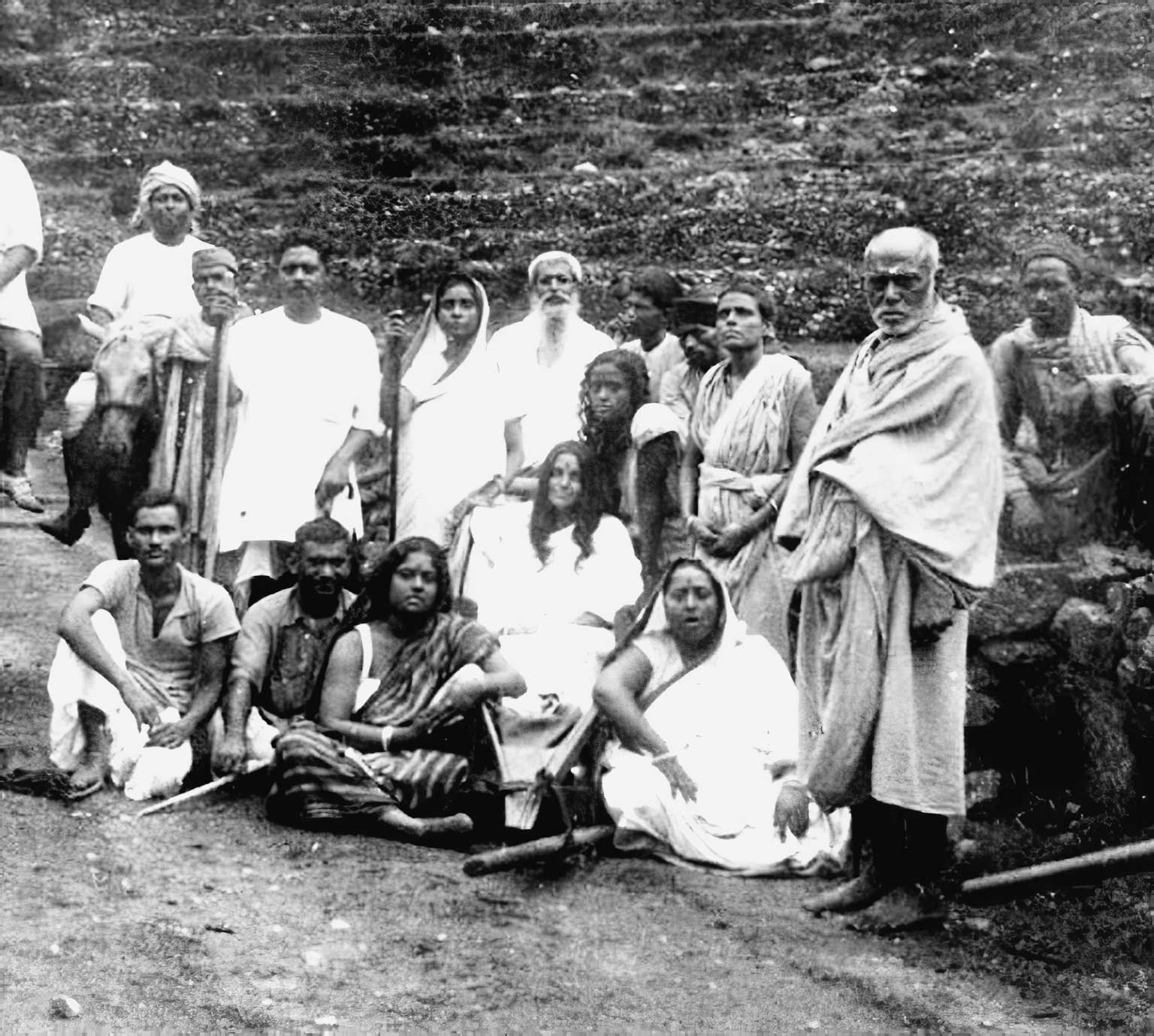 Photographie de Mâ Ânandamayî, entourée avec Didi