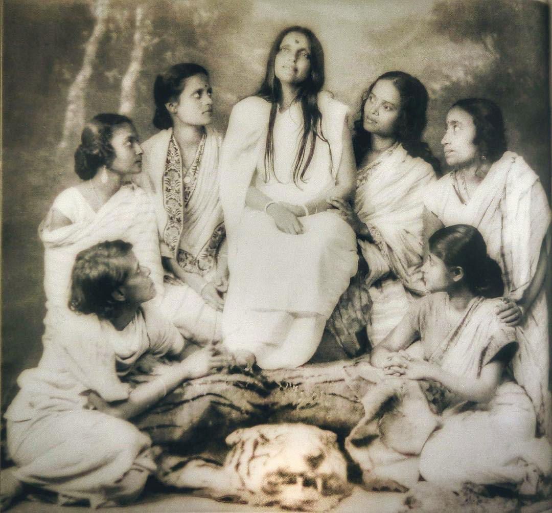 Photographie de Mâ Ânandamayî entourée
