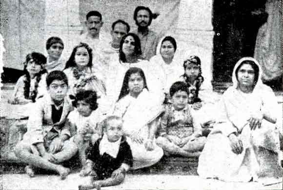 Photographie de Mâ Ânandamayî entourée, avec Bhaiji