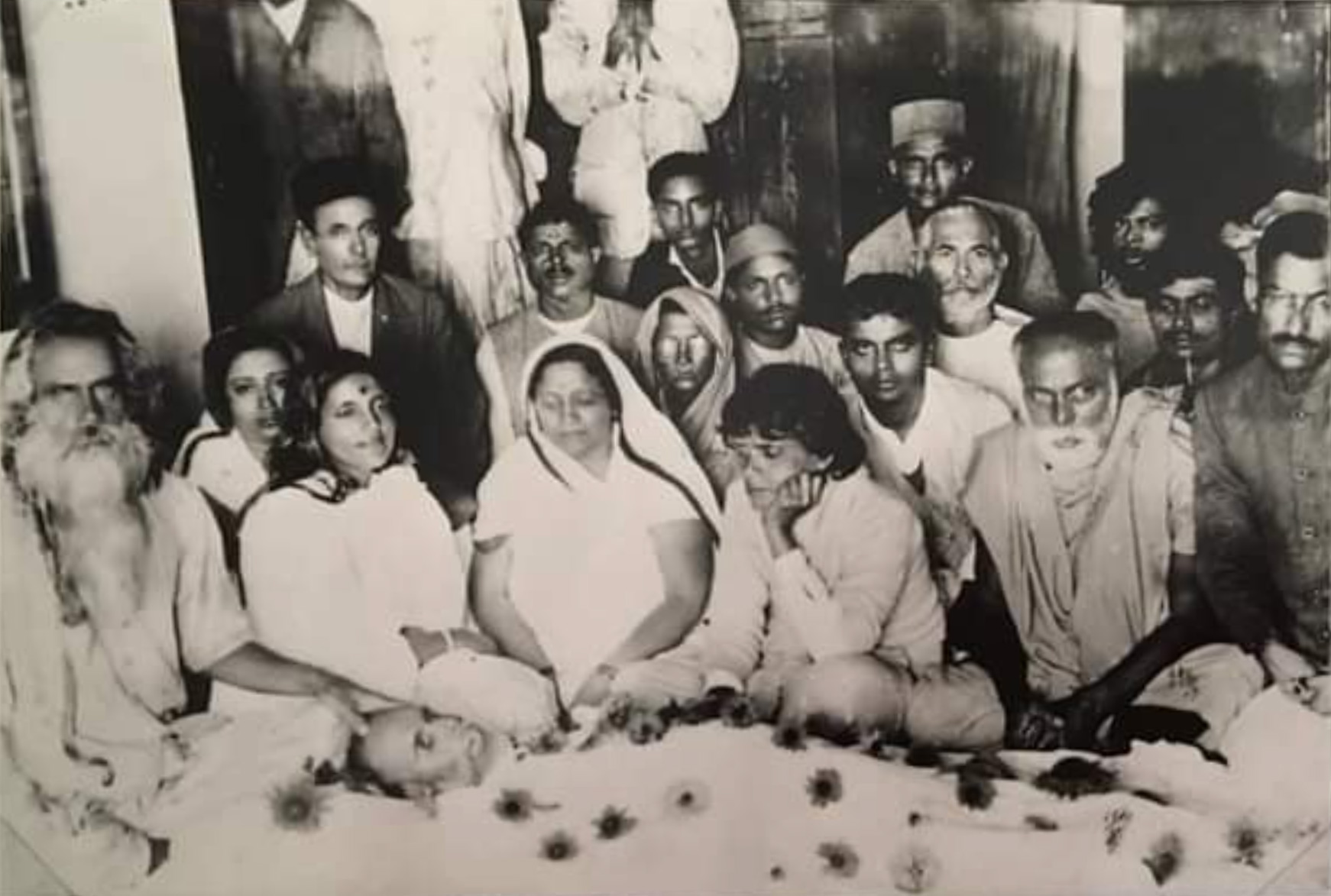 Photographie de Mâ, avec Didi et Bholanath, autour du corps de bhaiji