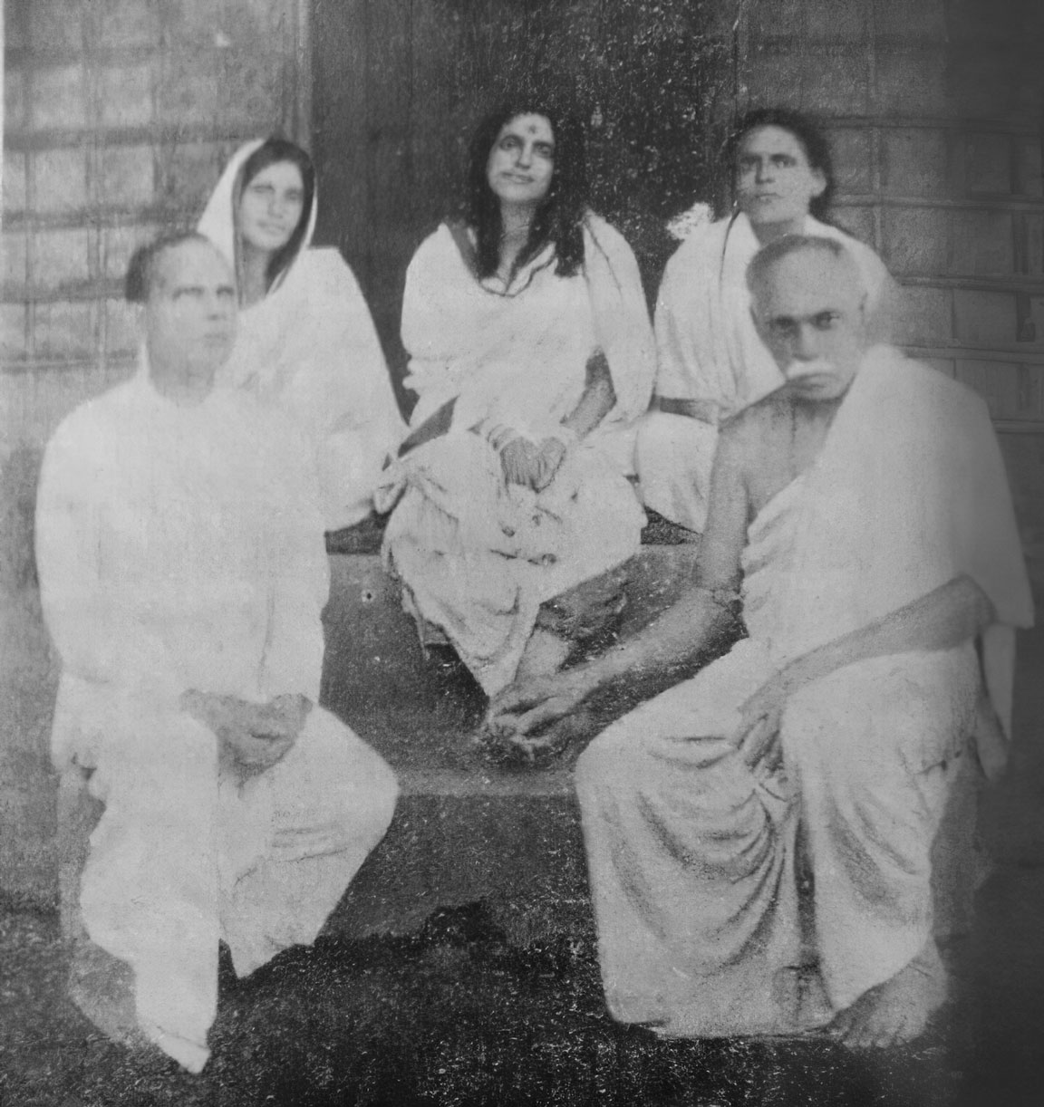 Photographie de Mâ Ânandamayî entourée de Bhaiji et Didi