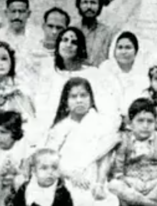 Photographie de Mâ Ânandamayî entourée, avec Bhaiji