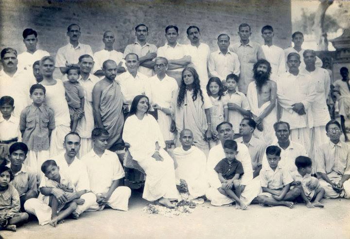 Photographie de groupe avec Mâ Ânandamayî et Didi