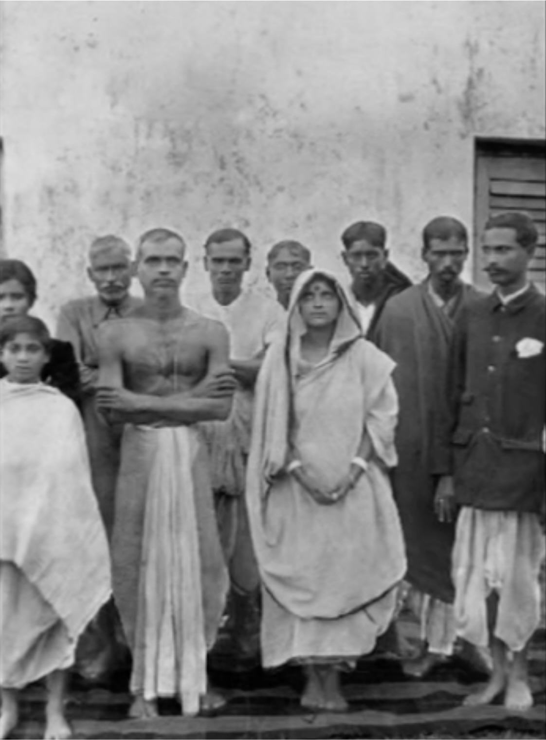 photographie de Mâ Ânandamayî entourée