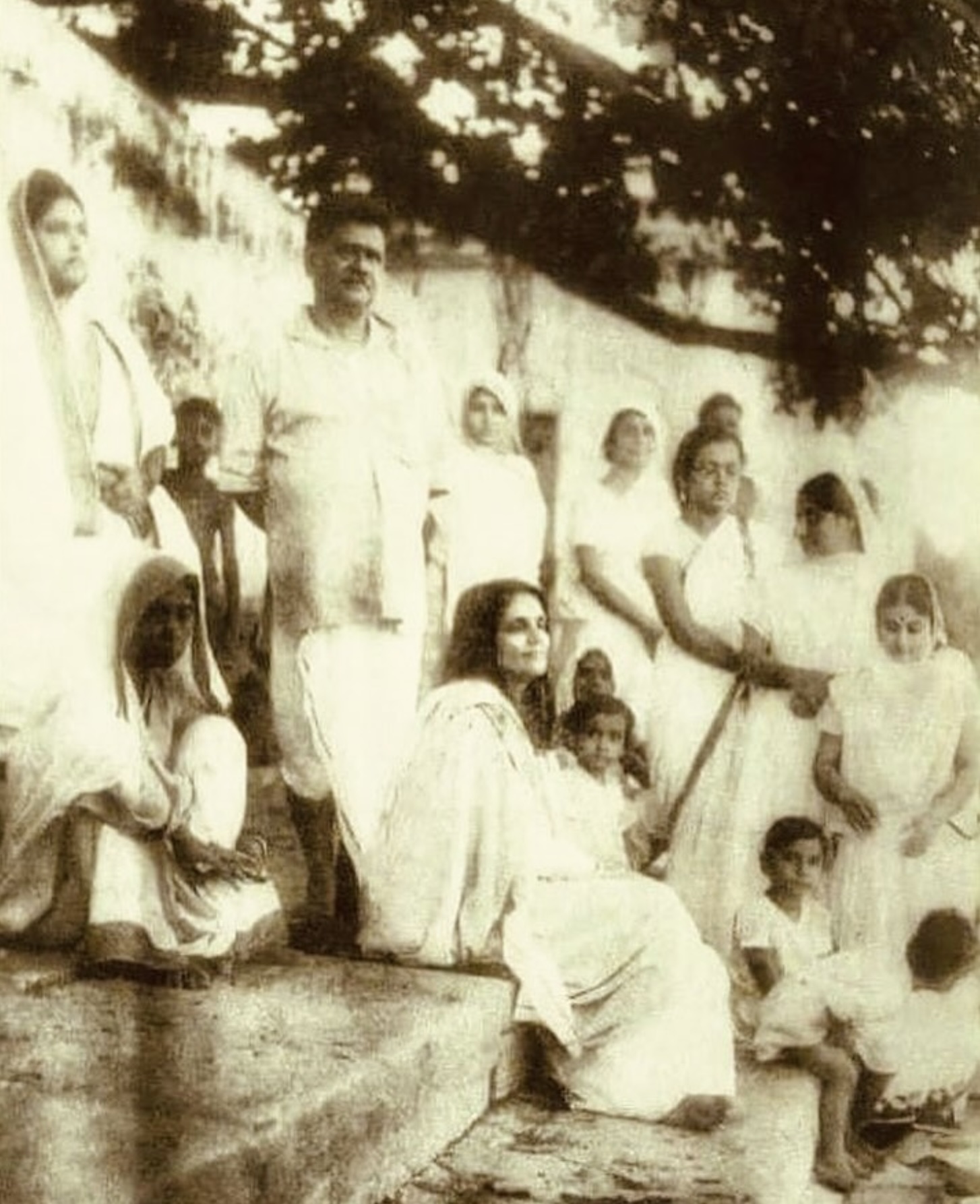 Photographie de Mâ Ânandamayî, entourée par la foule