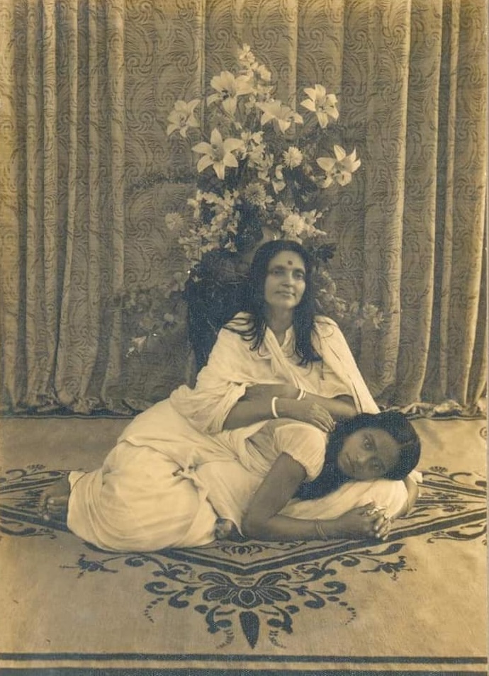 Photographie de Mâ Ânandamayî avec Maronidi