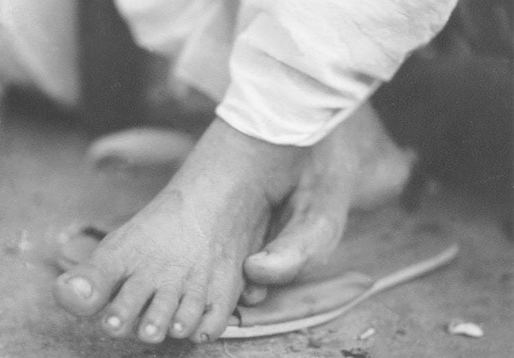 Photographie des pieds de Mâ Ânandamayî