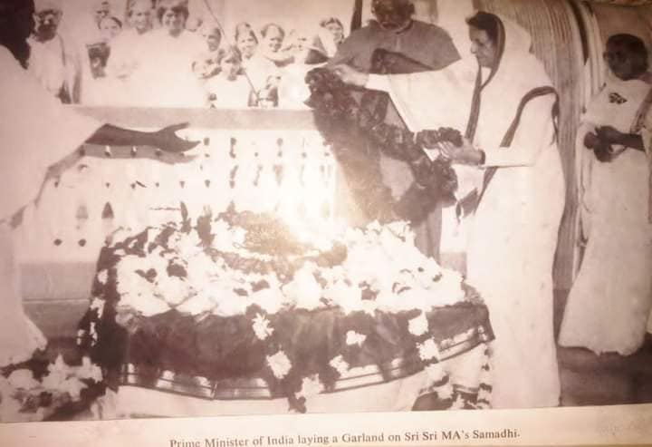Indira Gandhi devant le samadhi de Mâ Ânandamayî