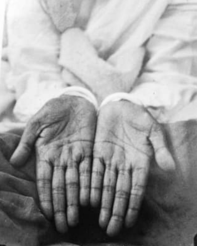 Photographie des mains de Mâ Ânandamayî