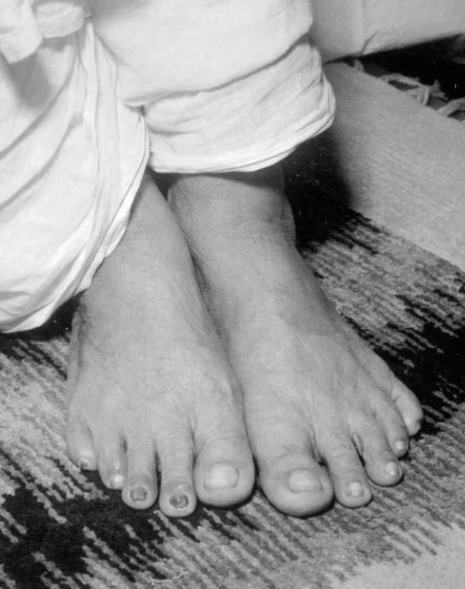 Photographie des pieds de Mâ Ânandamayî