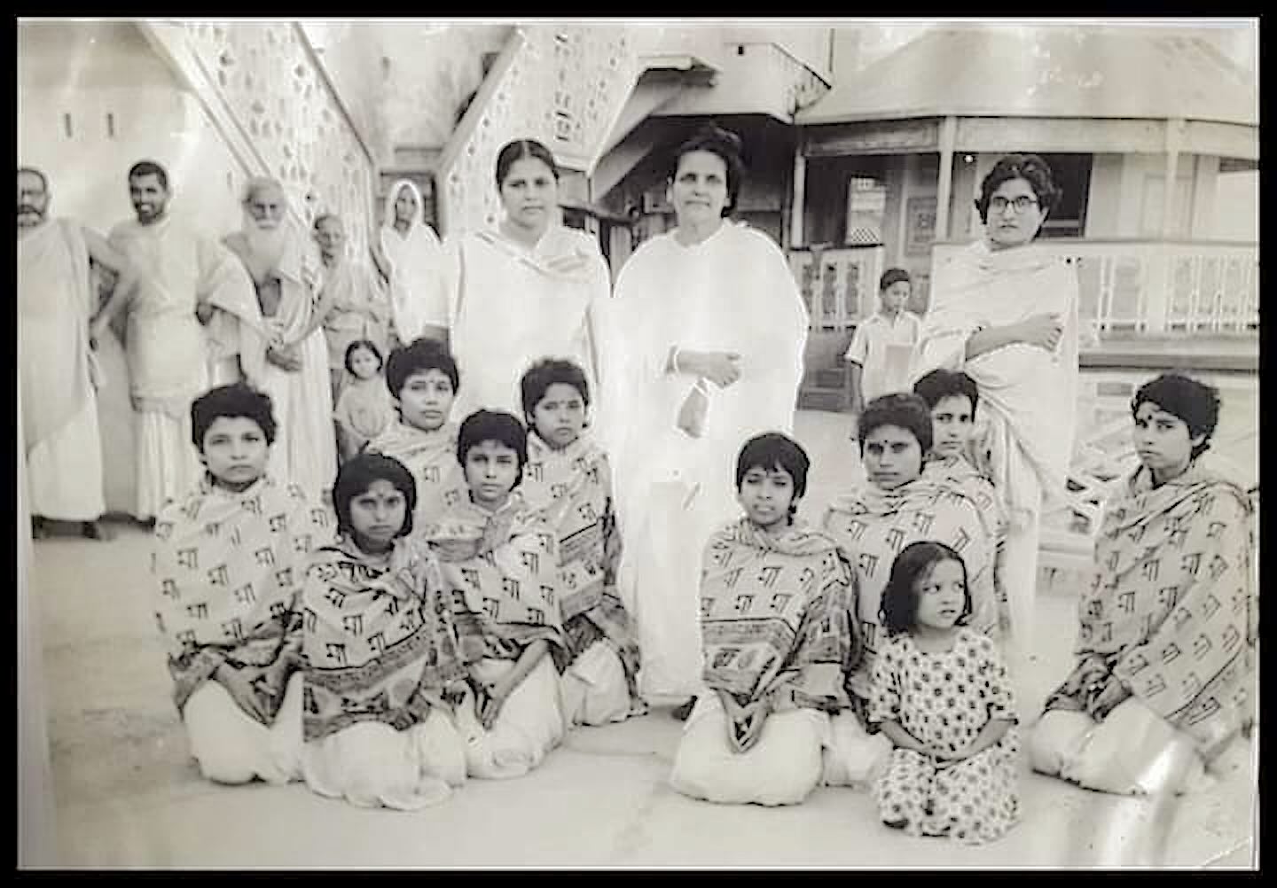 Mâ Ânandamayî entourée par des enfants dans un gurukul