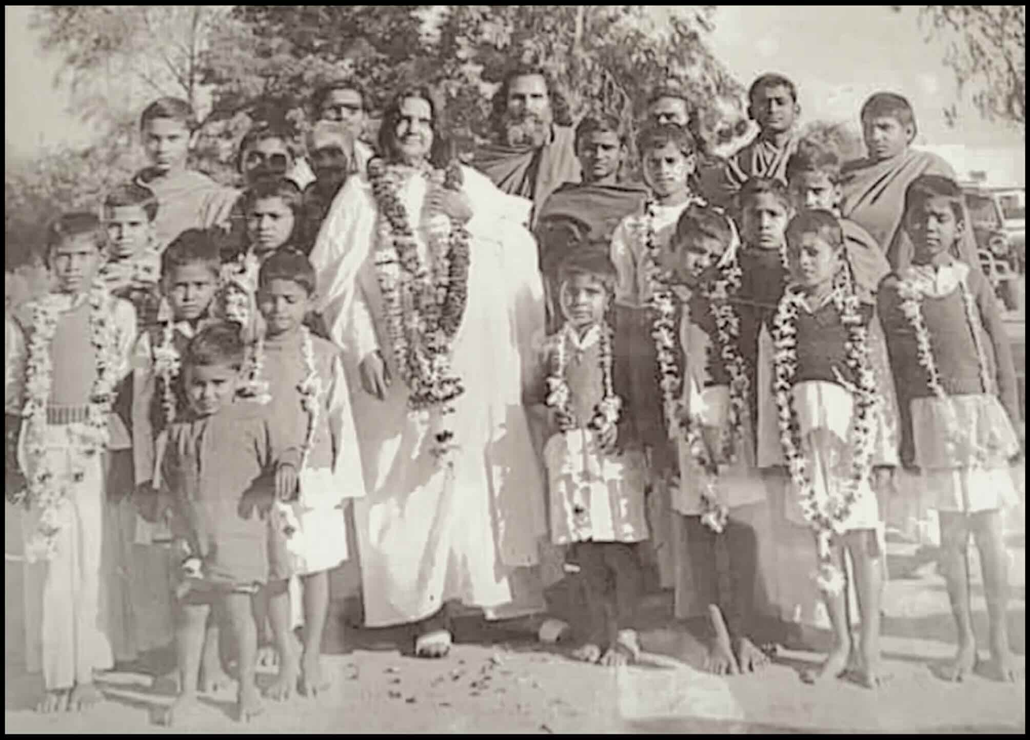 Mâ Ânandamayî entourée par des enfants dans un gurukul