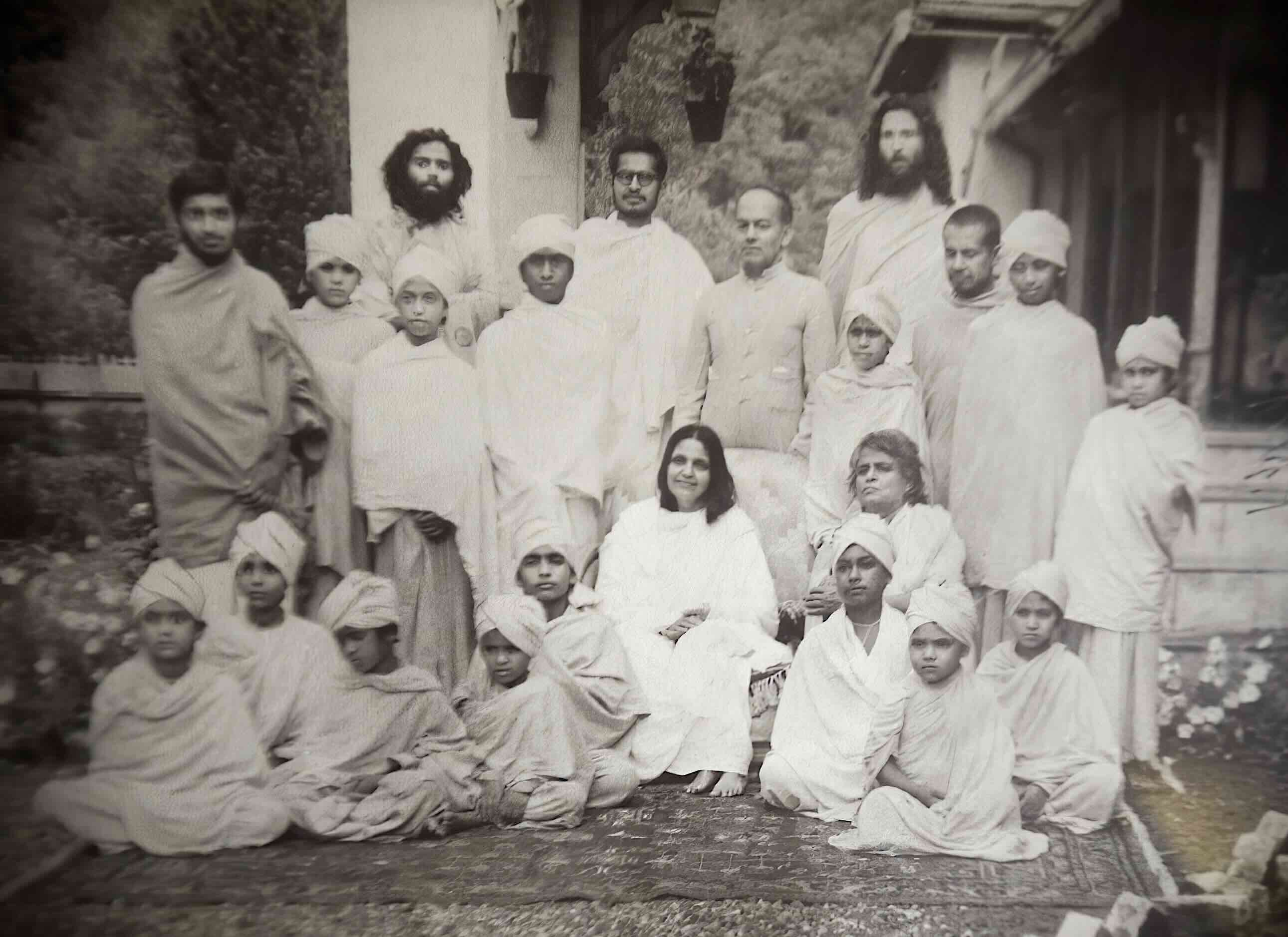 Mâ Ânandamayî entourée par des enfants, dans un gurukul