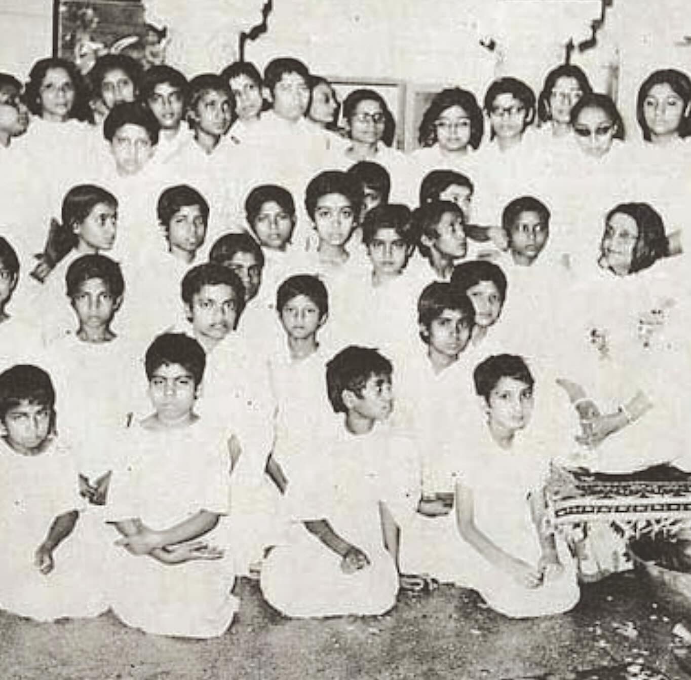 Mâ Ânandamayî entourée par des enfants, dans un gurukul